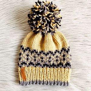 Chunky knit Beanie with yarn pom pom